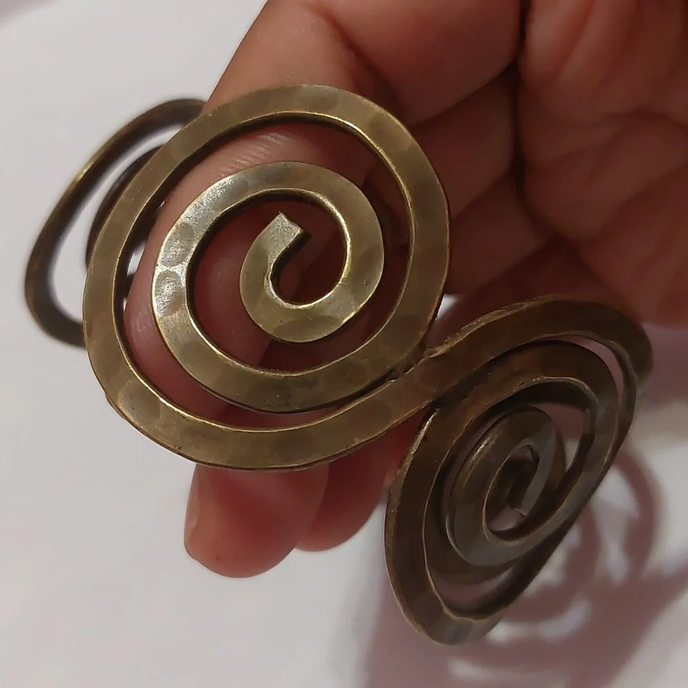 Vintage Minoan Swirls Hammered Brass Cuff Bracelet - Picture 4 of 9